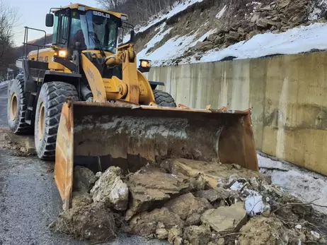 На Закарпатті дорогу держзначення засипало зсувами та купою каміння