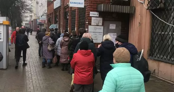 В Донецке прозвучали звуки сирены: у банкоматов и АЗС - очереди, люди начали выезжать своим ходом