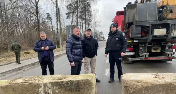 Война на западе: В Ровно очереди в военкоматах, Закарпатье готовится принимать переселенцев