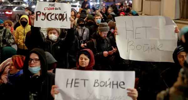 В Москве и Санкт-Петербурге проходят массовые антивоенные митинги: есть задержанные