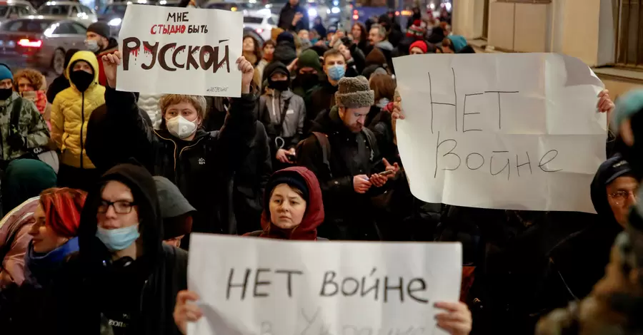 В Москве и Санкт-Петербурге проходят массовые антивоенные митинги: есть задержанные