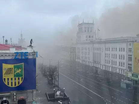 У Харкові завдали ракетного удару по самому центру міста, пошкоджено житлові будинки та міськраду