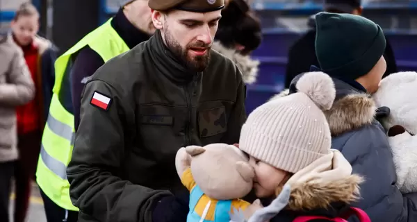 Перші біженці: Поляки приймають, як рідних, - забезпечують усім, аж до одягу та взуття