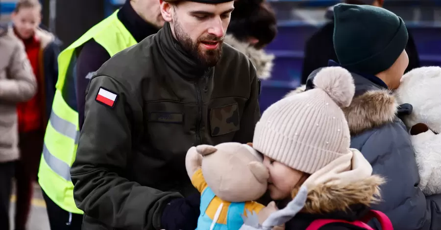 Перші біженці: Поляки приймають, як рідних, - забезпечують усім, аж до одягу та взуття