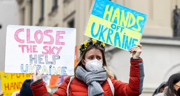 Люди по всему миру выходят на митинги и требуют закрыть небо над Украиной