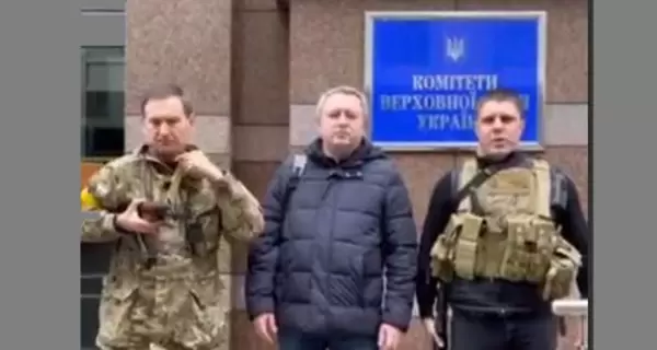 Борються із фейками, розвозять їжу військовим: чим займаються народні депутати на війні