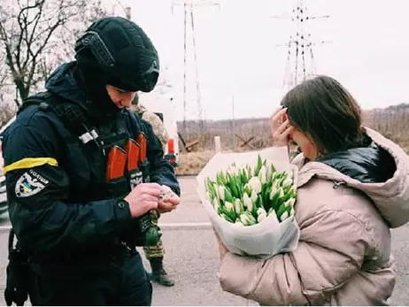 Кохання переможе війну. Поліцейський зробив пропозицію своїй дівчині прямо на блокпосту