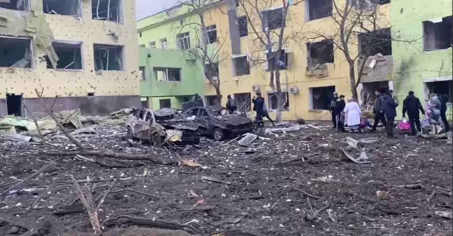В Мариуполе российские оккупанты разбомбили роддом и детскую больницу, Зеленский назвал это зверством (обновлено)