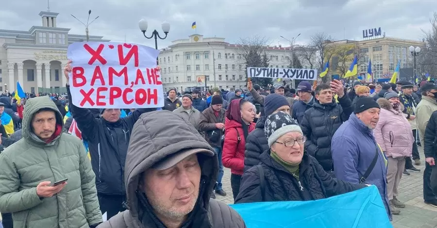 Пекарь из захваченного Херсона: Муку ищем по всему городу, а булочки начиняем, чем бог послал