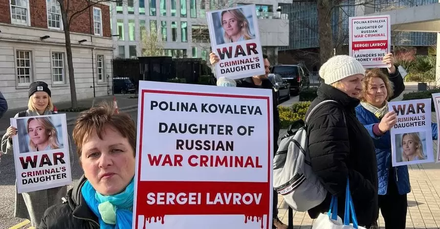Біля будинку дочки Лаврова в Лондоні проходить протест: Дочка російського військового злочинця відмиває тут гроші