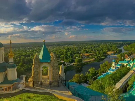 Окупаційні війська завдали авіаудару Святогірській Лаврі, де ховалися біженці