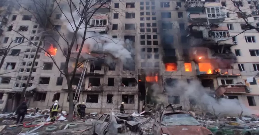 У Києві на Оболоні снаряд влучив у дев'ятиповерхівку, є загиблі