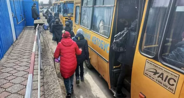 Жительница Гостомеля с младенцем на руках двое суток ждала мужа в эвакуационном лагере