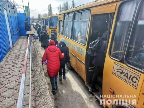 Жителька Гостомелю з немовлям на руках дві доби чекала на чоловіка в евакуаційному таборі