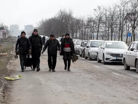 Мариуполь за два дня покинуло около  35 тысяч человек. Те, у кого нет машин, идут пешком