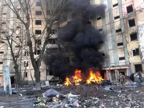 В Киеве снаряд прилетел во двор многоэтажки в Святошинском районе, есть пострадавшие