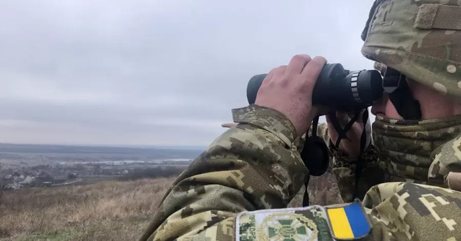 На Закарпатье преступники, нелегально перевозившие украинцев за границу, пытались задавить пограничников микроавтобусом 