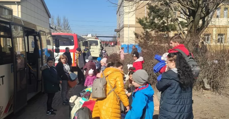 У ОП роз'яснили, у яких випадках дітей, що виїхали з України, слід ставити на облік у консульстві. І як це зробити