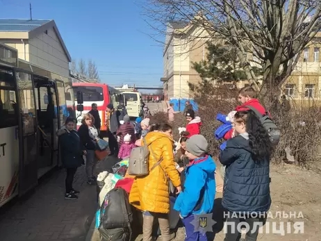 У ОП роз'яснили, у яких випадках дітей, що виїхали з України, слід ставити на облік у консульстві. І як це зробити