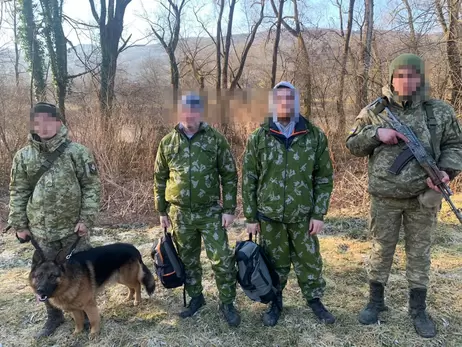 На Закарпатье задержали отца и сына, которые пытались бежать за границу с золотыми слитками и пачками валюты