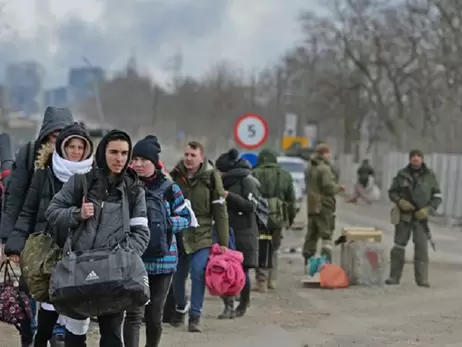 Колона з 4 тисячами маріупольців доїжджає до Запоріжжя: люди кілька днів стояли у полі