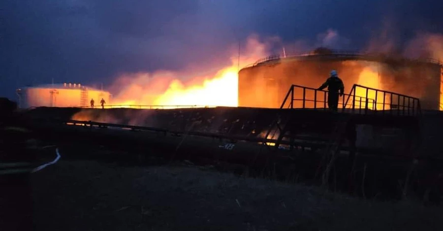 Луганская область: В результате обстрелов загорелись школа и нефтяное хранилище