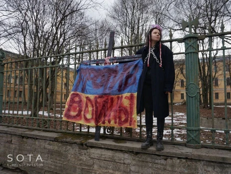 У Росії на пікетах проти війни в Україні затримали хлопця з ковбасою та вуличних художниць