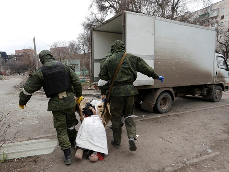 Солдаты РФ хотят собрать в одном месте тела убитых мариупольцев и представить их, как жертв ВСУ