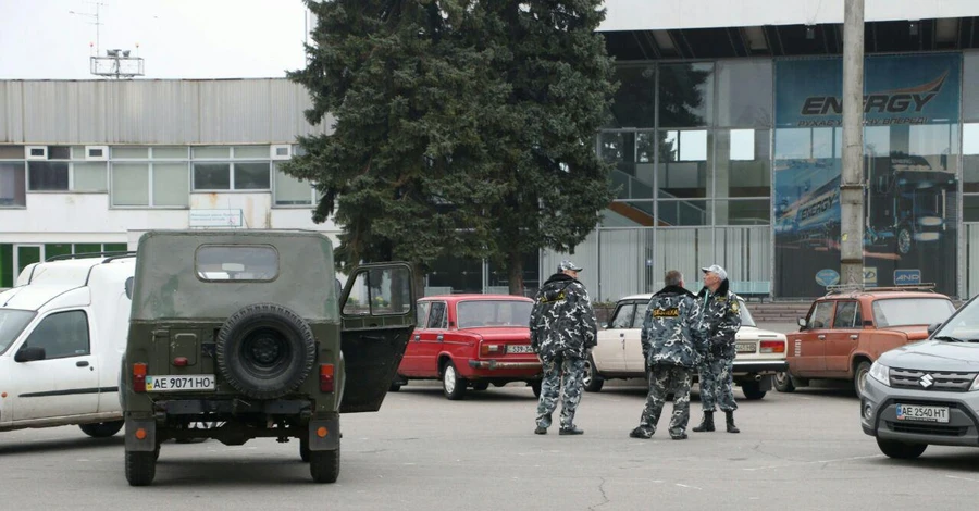 Знову потужні вибухи у Дніпрі: від аеропорту не залишилося живого місця