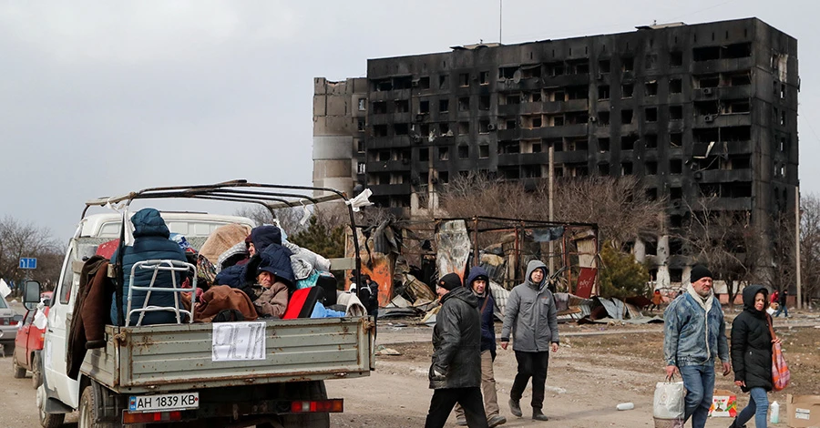 В Мариуполе российские военные эксгумируют тела уже похороненных мирных жителей