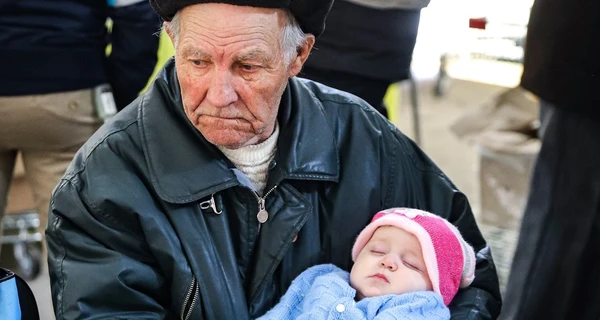 Семье пенсионера, который убаюкивал внучку в центре для переселенцев, собрали полмиллиона гривен