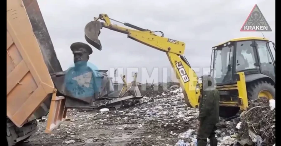 У Харкові військові на очах у чиновників демонтували пам'ятник Жукову та відвезли на звалище
