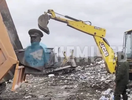 У Харкові військові на очах у чиновників демонтували пам'ятник Жукову та відвезли на звалище