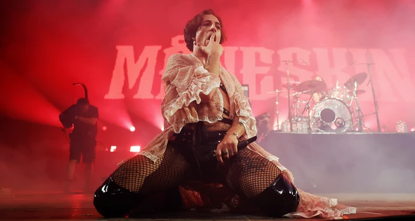 Maneskin на Coachella спели в поддержку Украины и послали Путина cо сцены