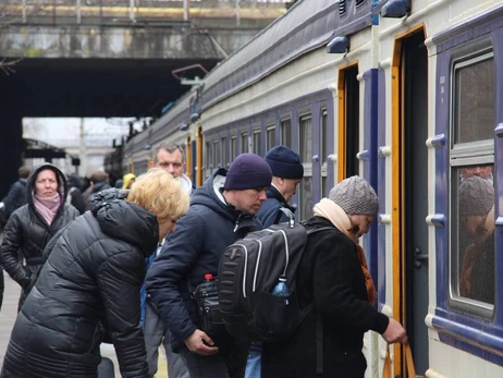 Українцям знову дозволили виїжджати за внутрішніми паспортами, Укрзалізниця подякувала