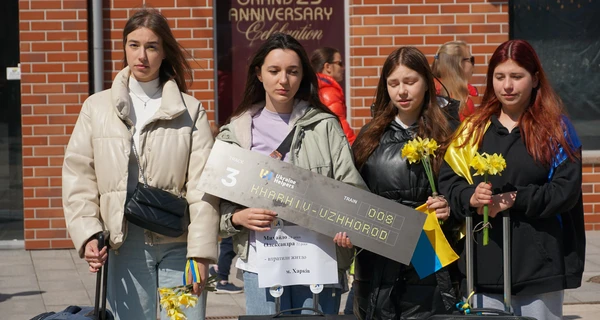 В Ужгороде прошел марш с чемоданами, посвященный украинским беженцам