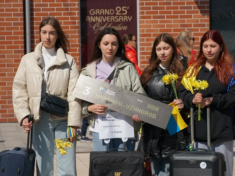 В Ужгороде прошел марш с чемоданами, посвященный украинским беженцам