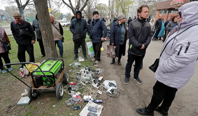 Зарядка телефонов в Мариуполе 