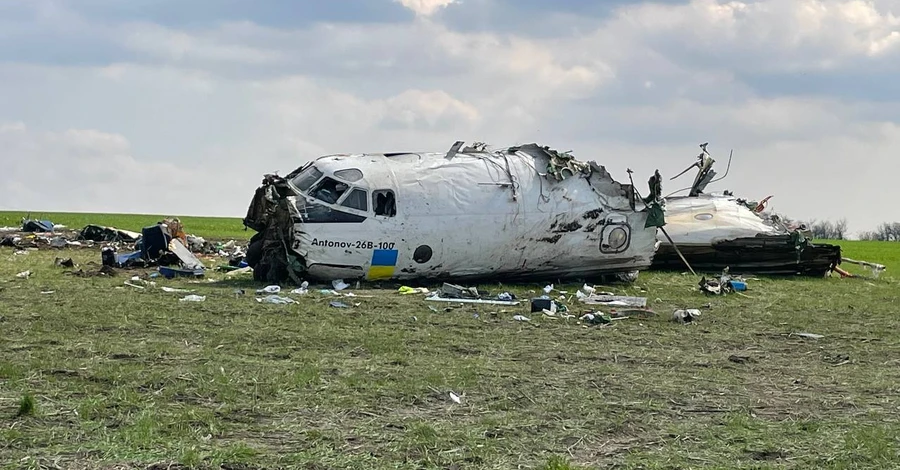 Запорізька адміністрація показала уламки АН-26, що впав в області