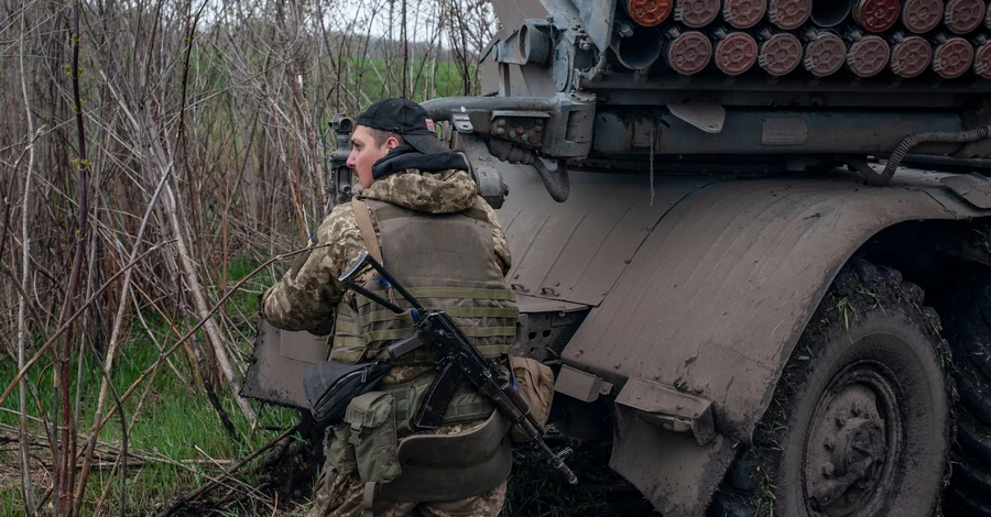 Генштаб про ситуацію на Донбасі: Ворог настає вздовж усієї лінії зіткнення