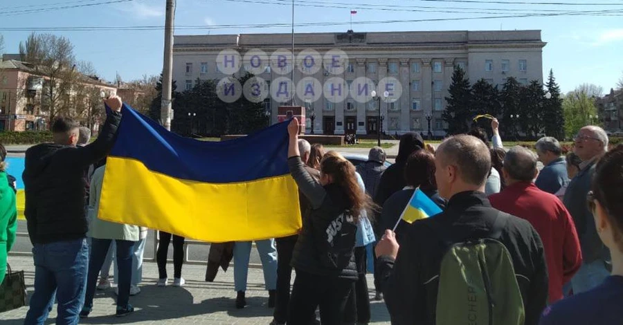 В Херсоне российские оккупанты разогнали проукраинский митинг газом и светошумовыми гранатами