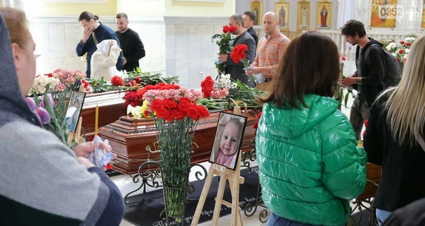 В Одессе попрощались с трехмесячной Кирой, ее мамой и бабушкой, погибшими накануне Пасхи