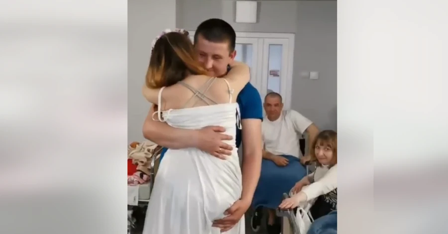 Медсестра з Лисичанська, яка втратила обидві ноги, вийшла заміж