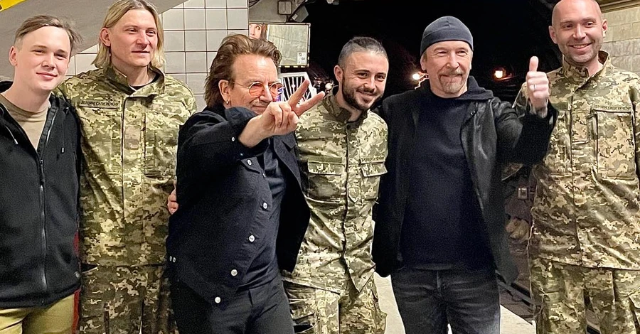 Легендарная рок-группа U2 приехала в Киев и спела в подземке