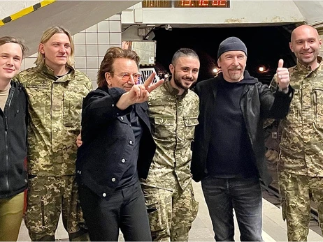 Легендарная рок-группа U2 приехала в Киев и спела в подземке