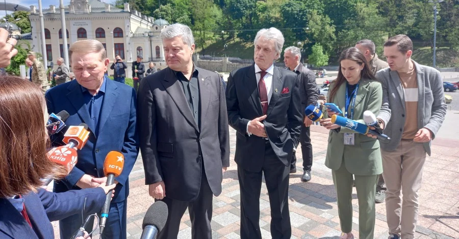 Кучма, Ющенко та Порошенко разом приїхали на прощання з Кравчуком