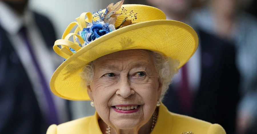 Елизавета II в желто-голубом наряде открыла новую ж/д линию в Лондоне