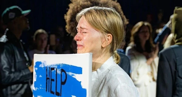 Літковська на показі в Лондоні вийшла з плакатом Help Mariupol, Azovstal. Now»