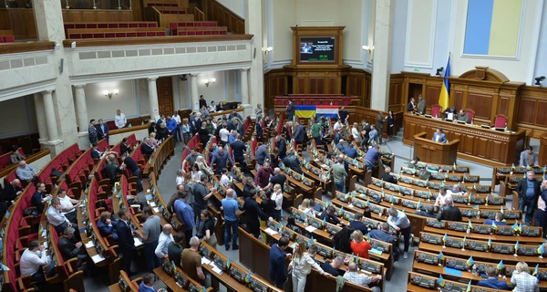 Военные инициативы Верховной Рады: подселение военных, изъятие авто и мобилизация пенсионеров