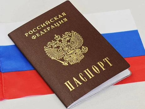 У Маріуполі російські військові роздають городянам російські паспорти